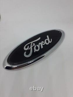 In French: Insigne de haute qualité Ford 150mm X 60mm noir avec logo argenté