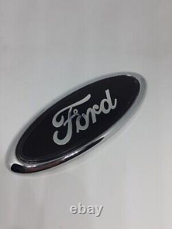 In French: Insigne de haute qualité Ford 150mm X 60mm noir avec logo argenté